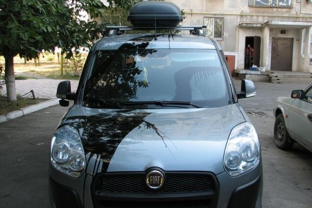 В Мариуполе автомобиль с прапором Украины облили смолой