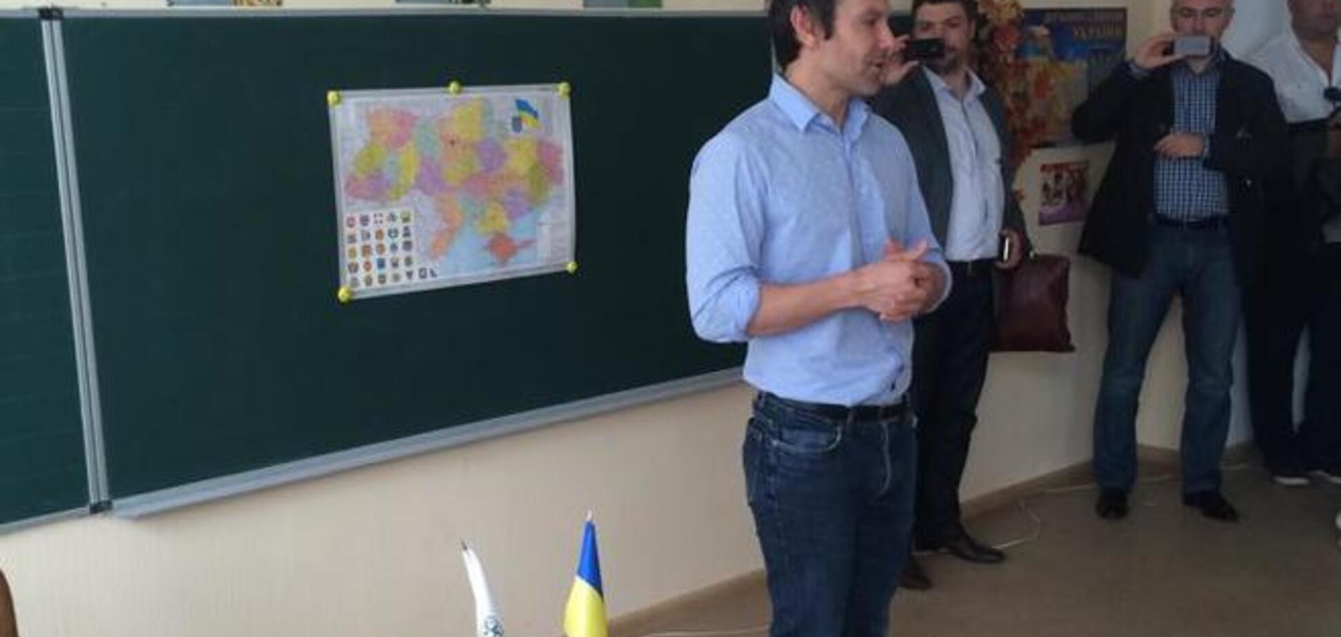 Вакарчук провел урок в восстановленной школе под Славянском