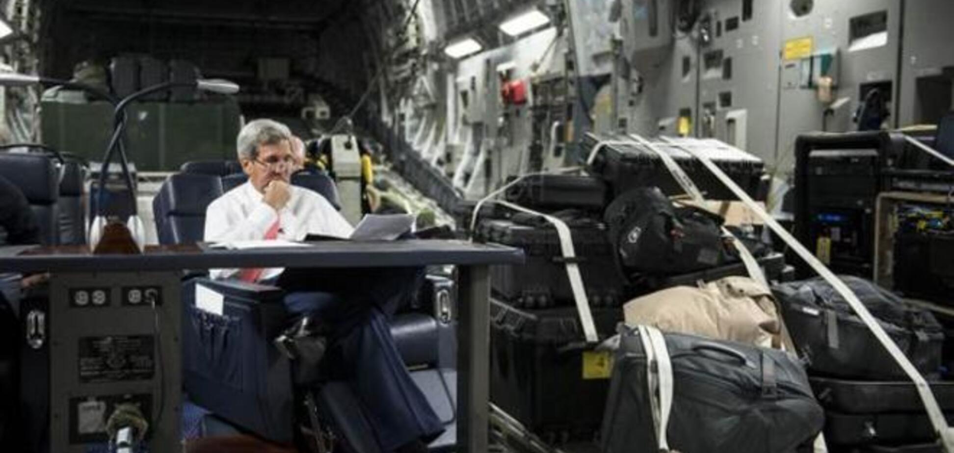 Госсекретарь США переплюнул Яценюка и Турчинова: полетел в Ирак на транспортном самолете