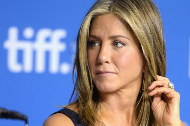 Дженнифер Энистон пожаловала с тортом 