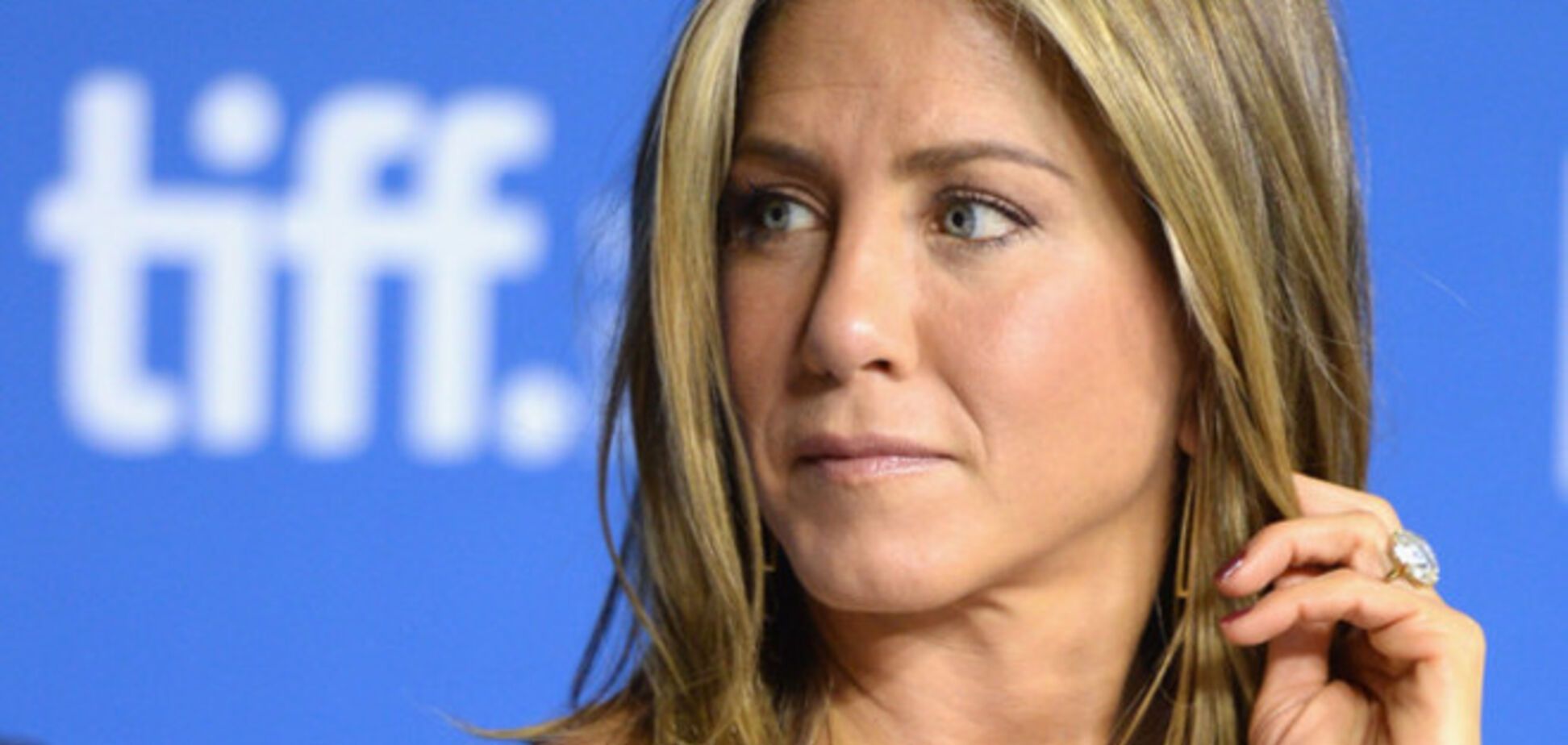 Дженнифер Энистон пожаловала с тортом