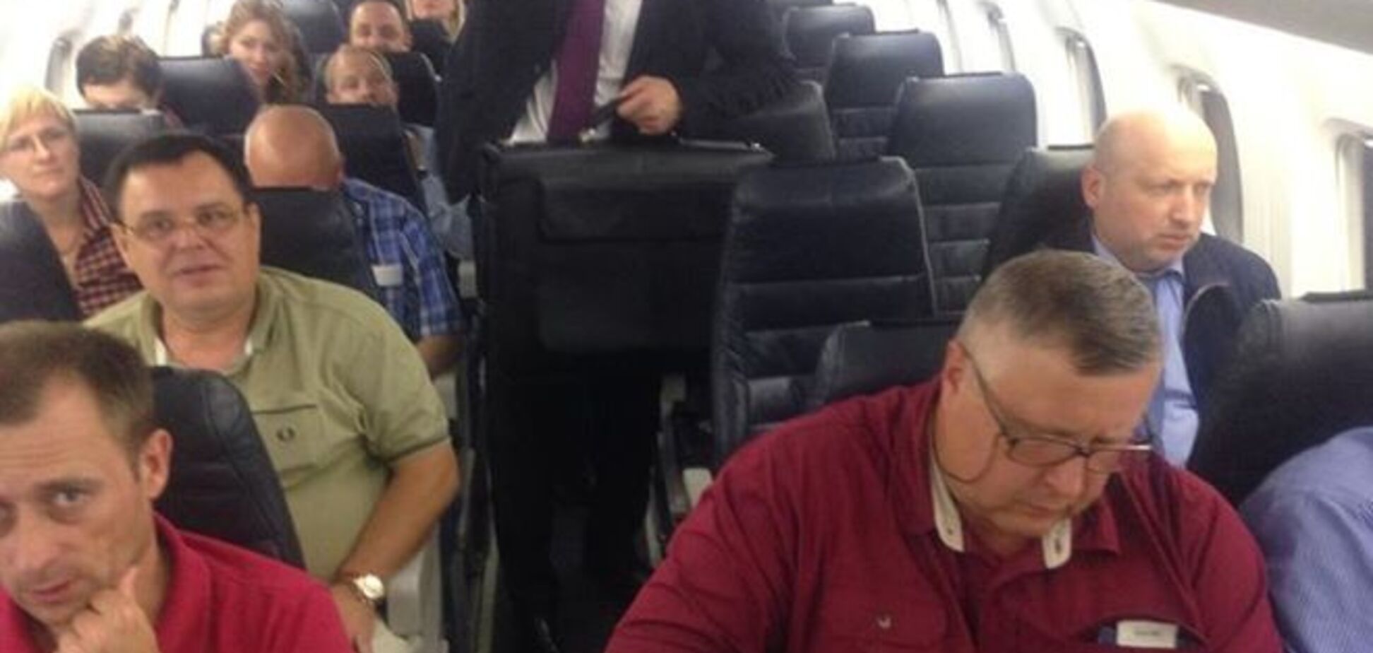 Турчинов летит в Осло в эконом-классе