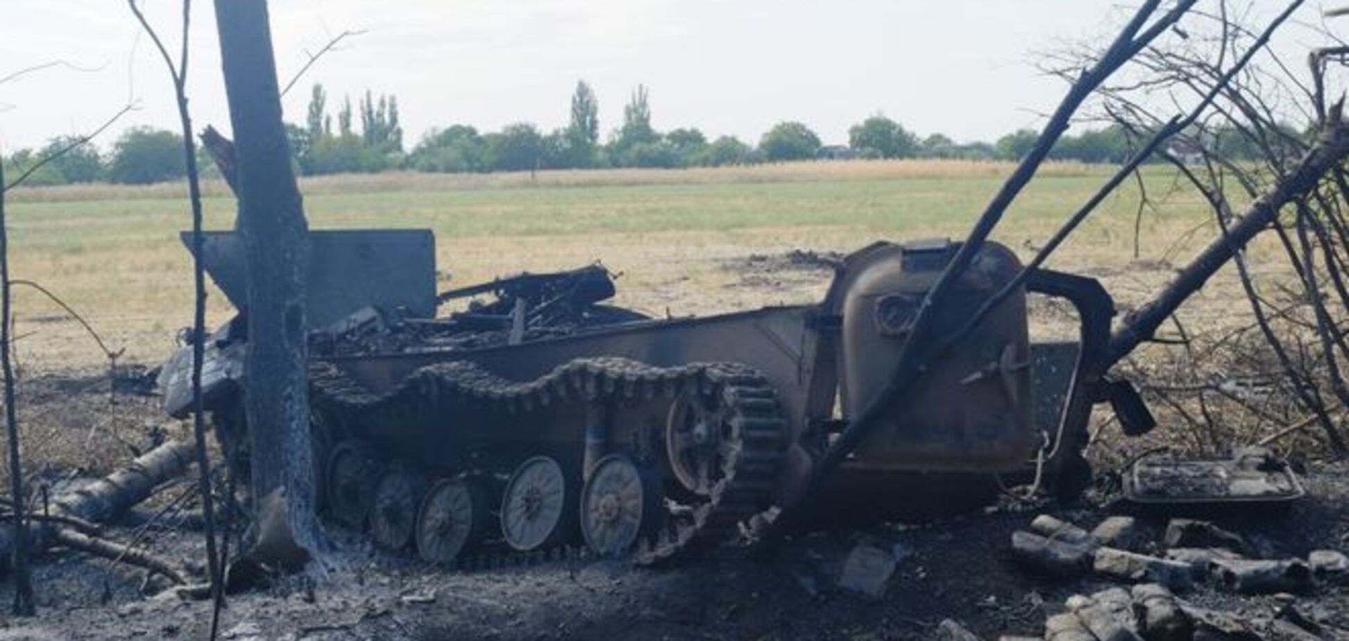 Фоторепортаж из Иловайска: братские могилы, раскуроченная техника, разрушенные дома