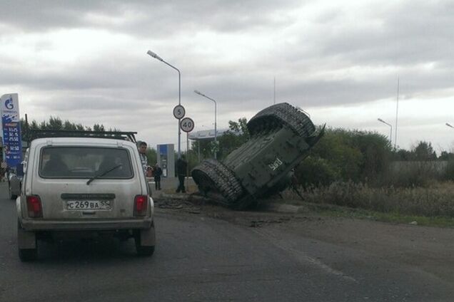 В Омске перевернулся танк