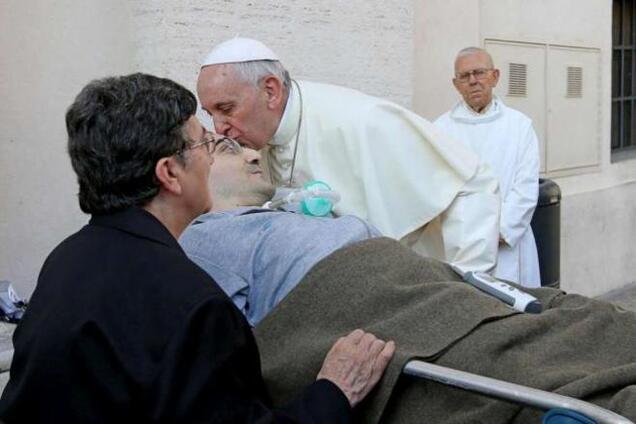 Папа Франциск поцеловал парализованного мужчину