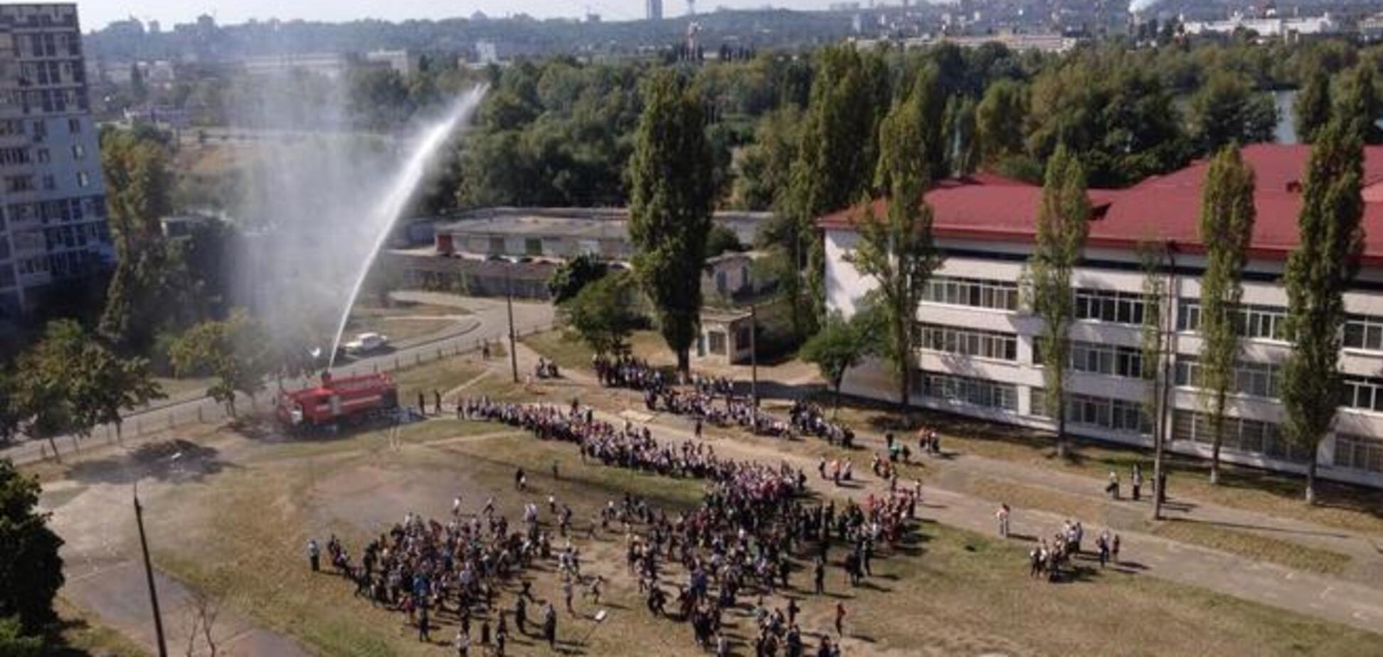 В киевской школе устроили массовый а-ля IceBucketChallenge