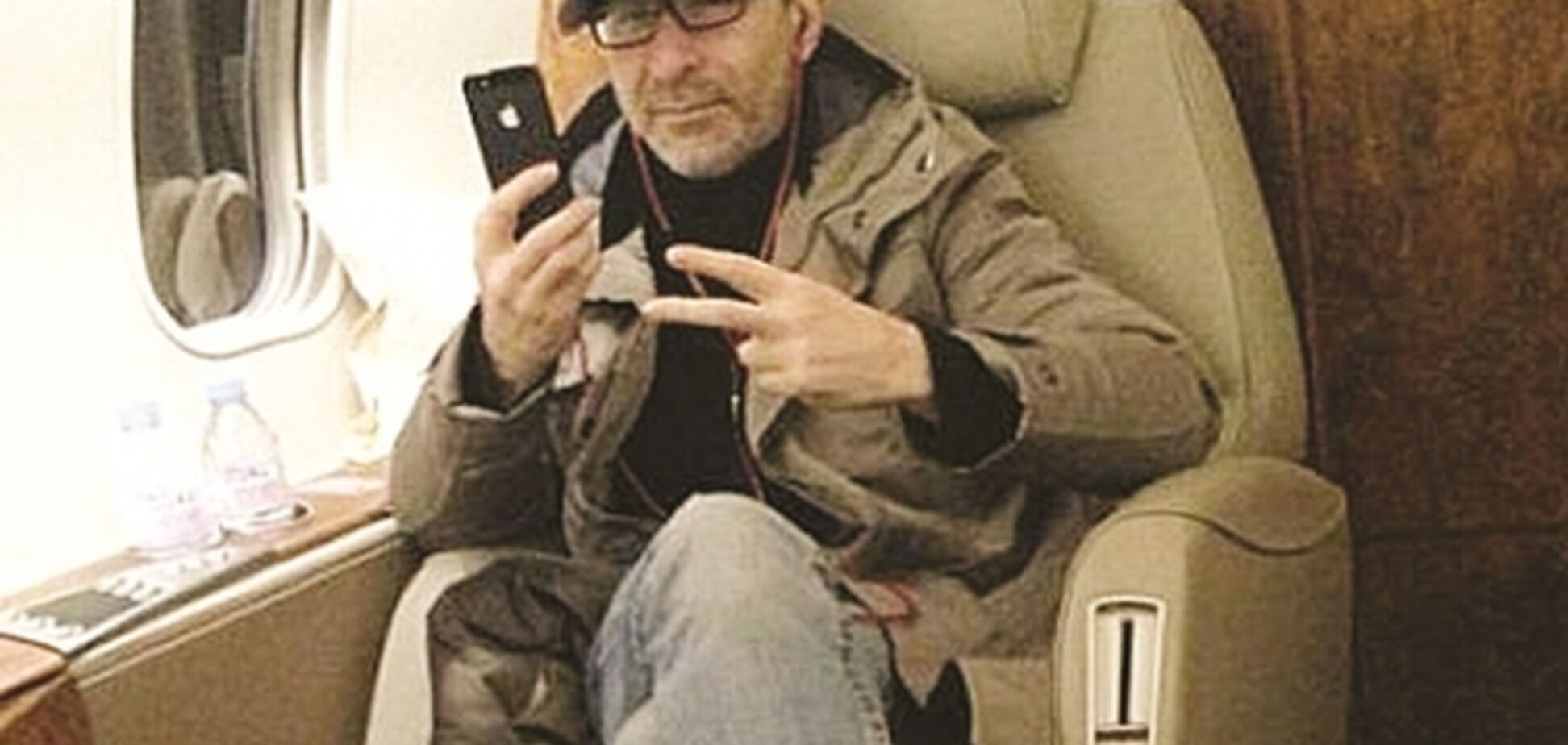 Для Кернеса самолет украшают цветами и подают в салон свежие ягоды