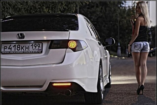 Пранкеры проверили, как девушки 'ведутся' на дорогой автомобиль