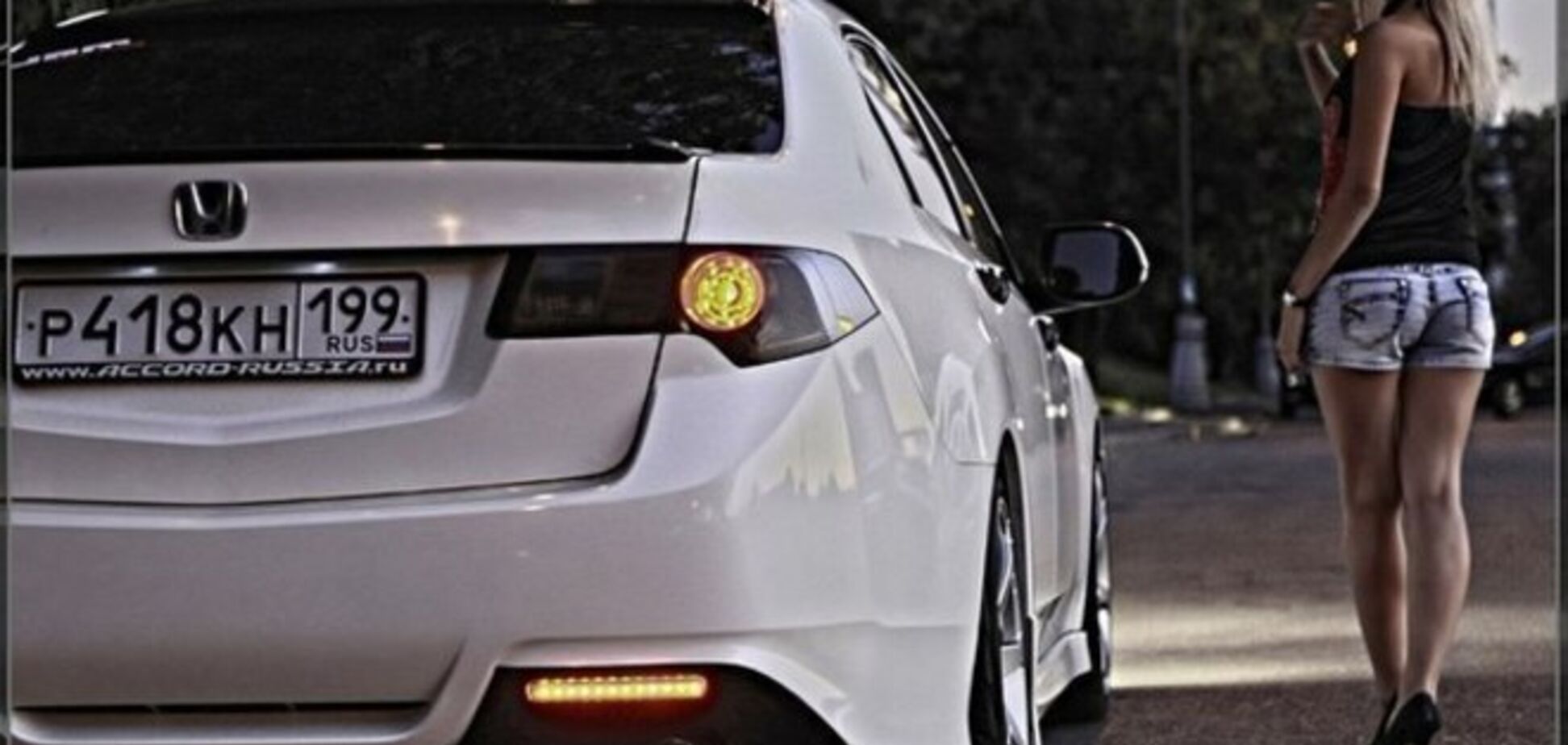 Пранкеры проверили, как девушки 'ведутся' на дорогой автомобиль