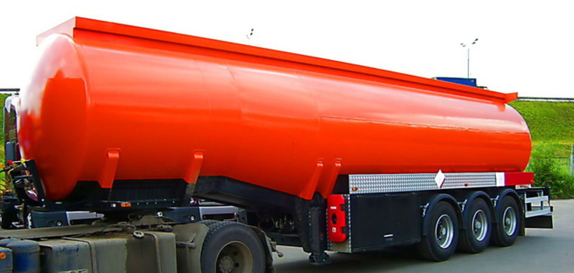 Россия начала перебрасывать бензовозы на Донбасс