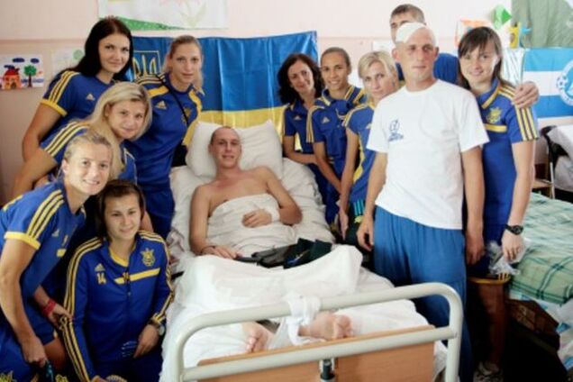 Раненых бойцов АТО проведали футболистки сборной Украины