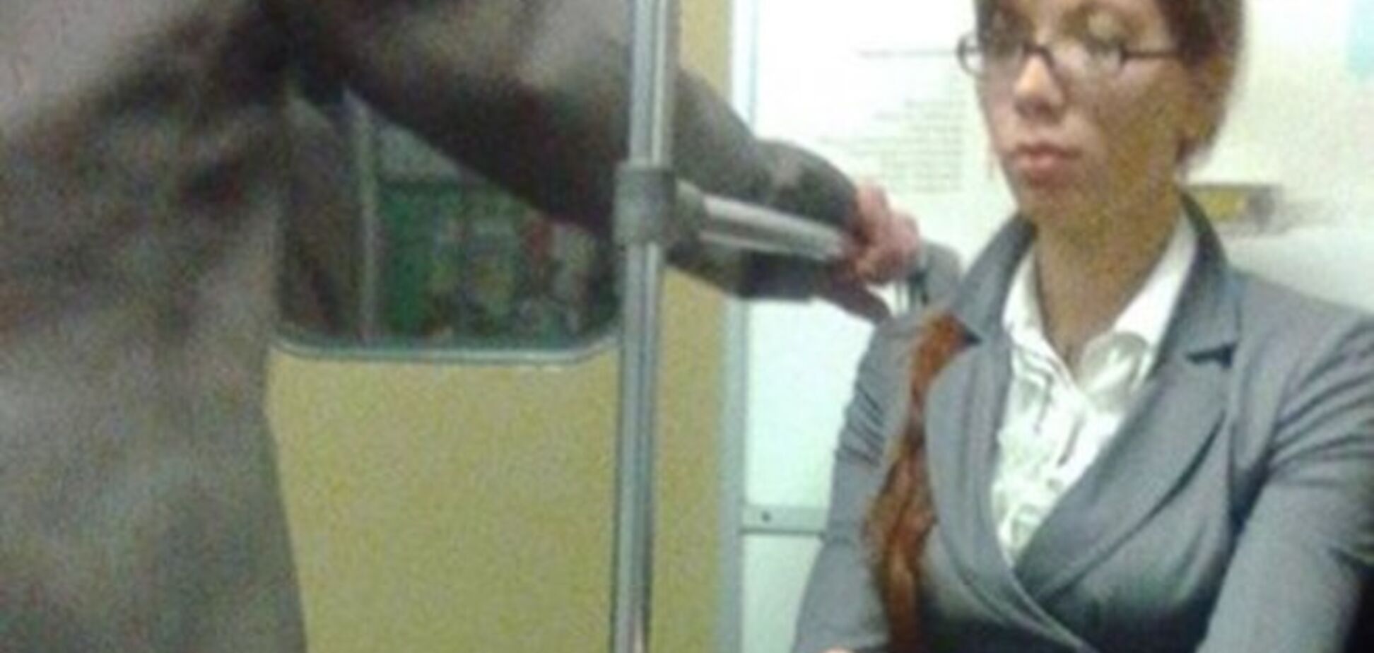 Девушка-'Робин Гуд' подбрасывает деньги старичкам в киевском метро