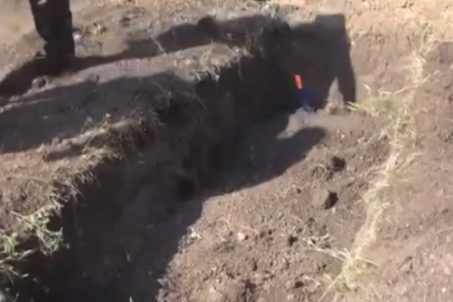 Террористы закапывают друг друга в землю заживо