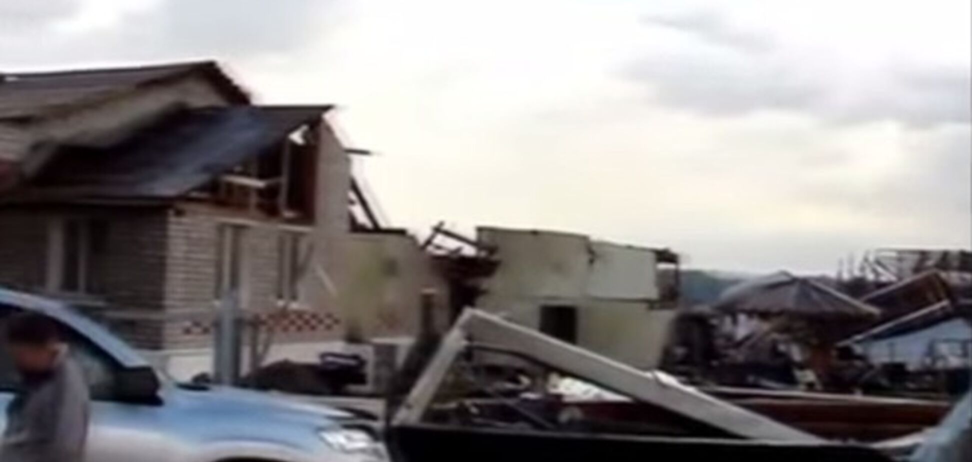 Торнадо в РФ за считанные секунды разрушило кирпичный гараж