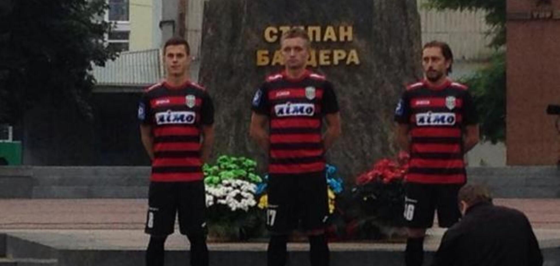 'Карпаты' представили у памятника Бандеры красно-черную форму