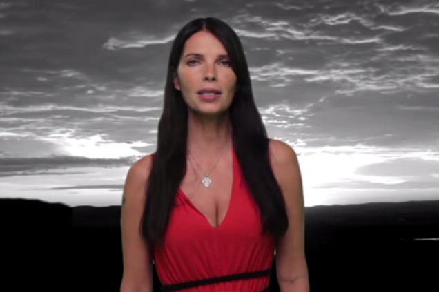 Вдова легендарного актера РФ с помощью декольте и психоделики рассказала, что такое 'Новороссия'