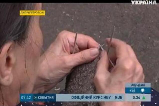Пенсионерки из Днепропетровска организовали 'вязальный батальон'