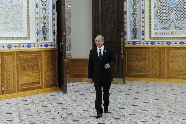 Путин доволен, что из-за санкций чиновники РФ не будут 'греть пузо на заграничных курортах'