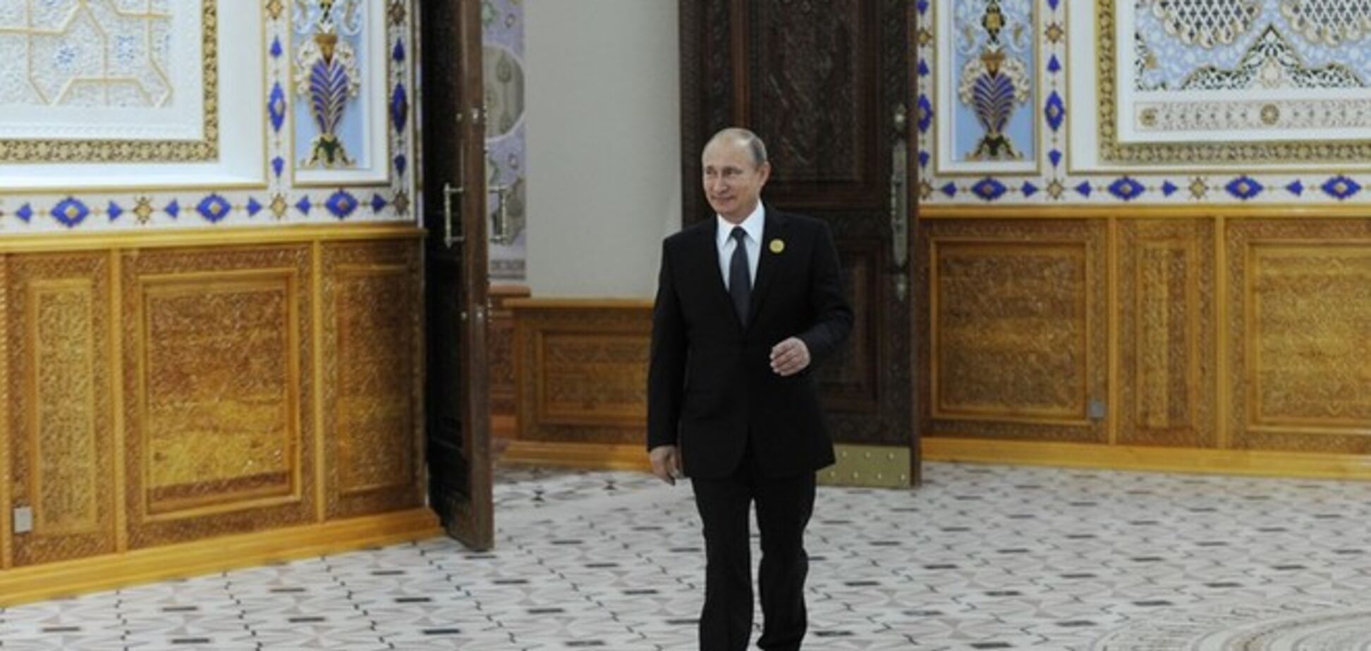 Путин доволен, что из-за санкций чиновники РФ не будут 'греть пузо на заграничных курортах'