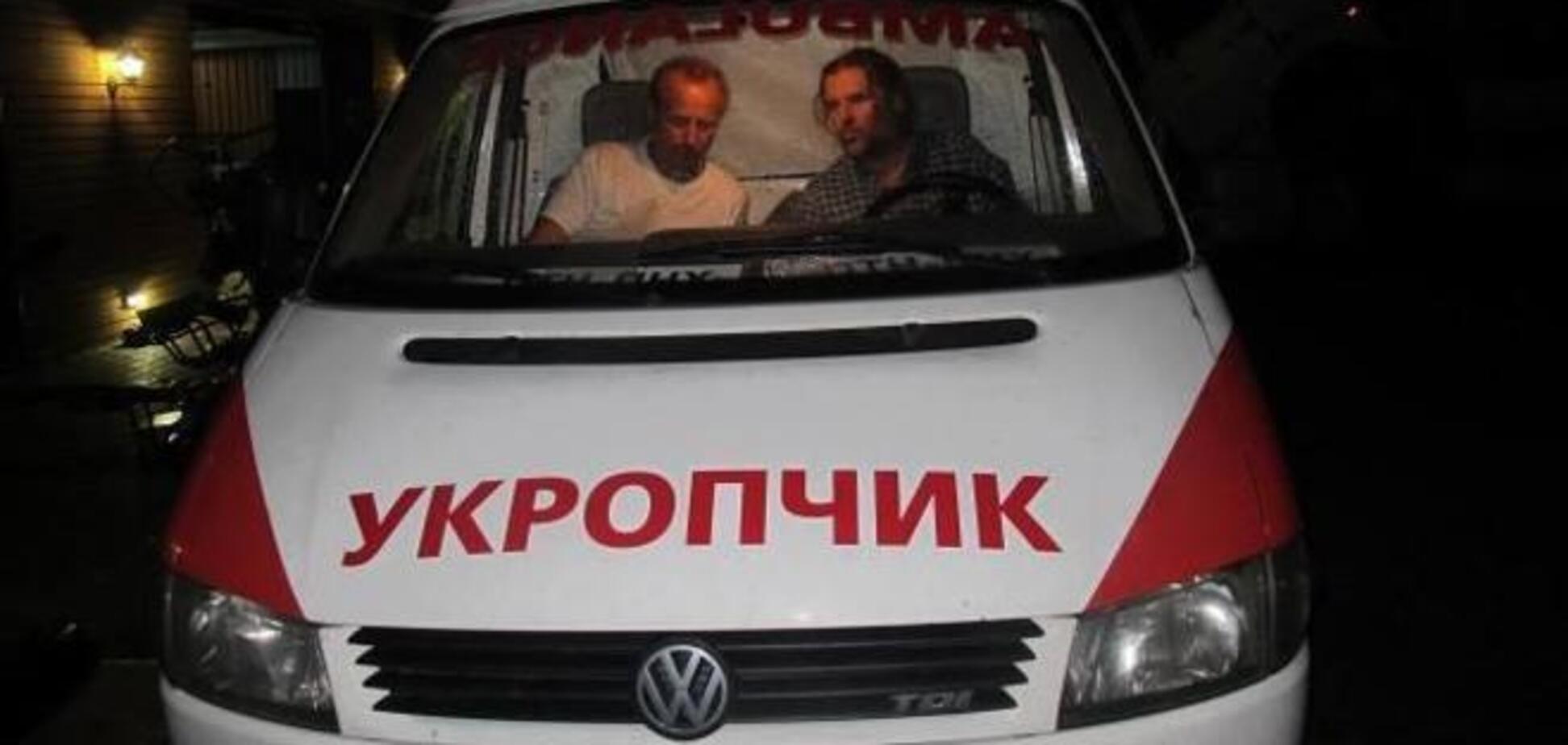 Прикарпатские волонтеры передали 'Азову' реанимобиль 'Укропчик'