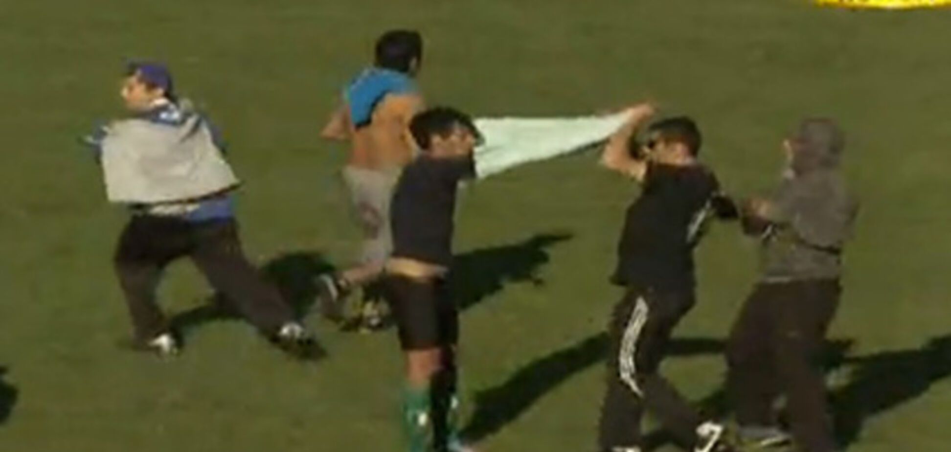 Грабители раздели футболиста прямо во время матча