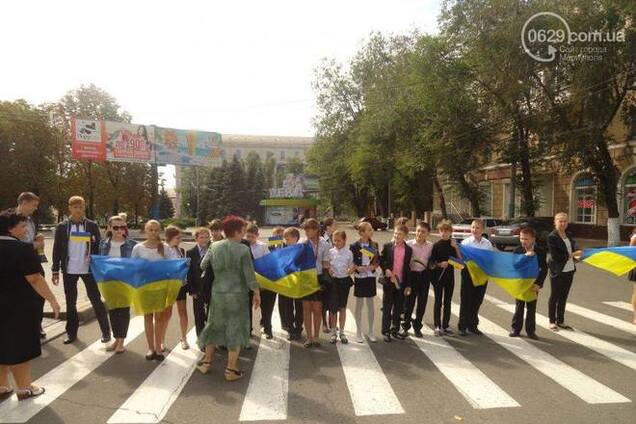 Дети перекрыли движение в центре Мариуполя с требованием мира