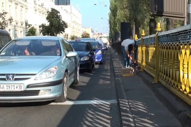 В центре Киева закрасили сине-желтый забор