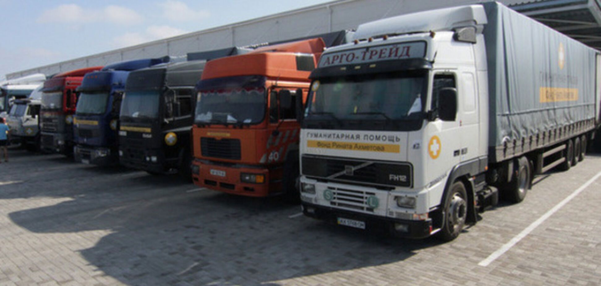 Фонд Ахметова привез в Мариуполь 650 тонн гуманитарной помощи
