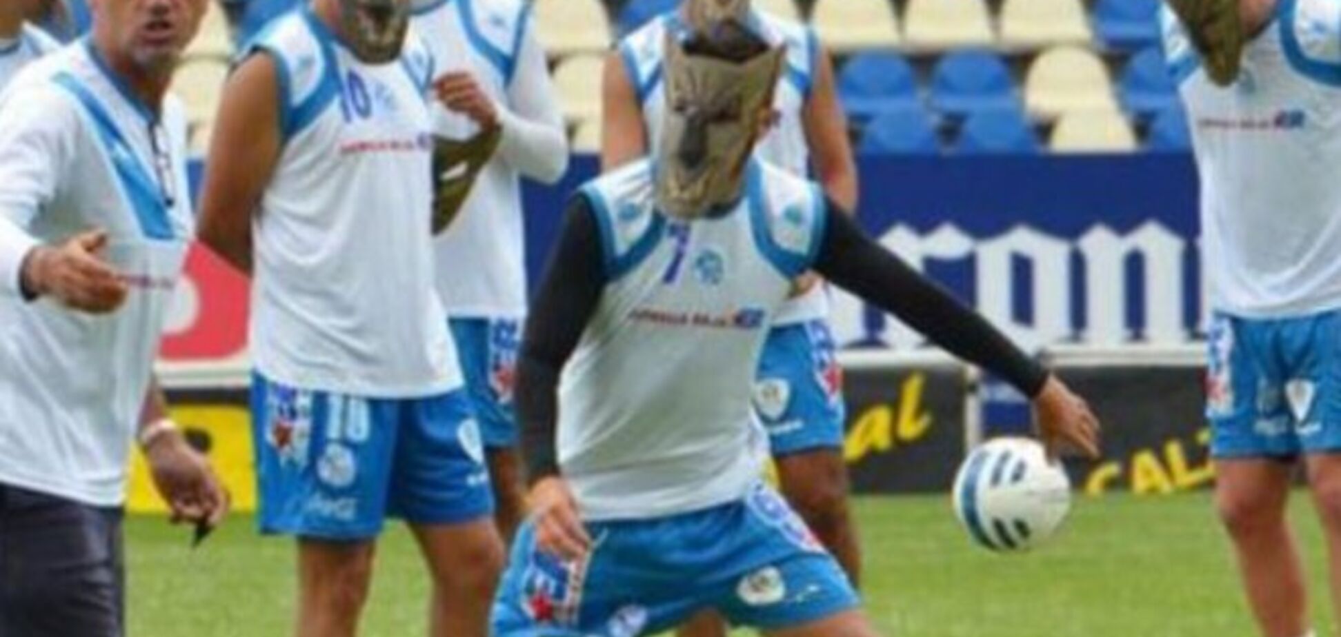 Футболистов в Мексике заставляют тренироваться в волчьих масках