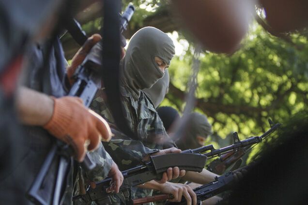 Близько 200 бойовиків у військовій формі РФ з бронетехнікою прориваються до Василівки