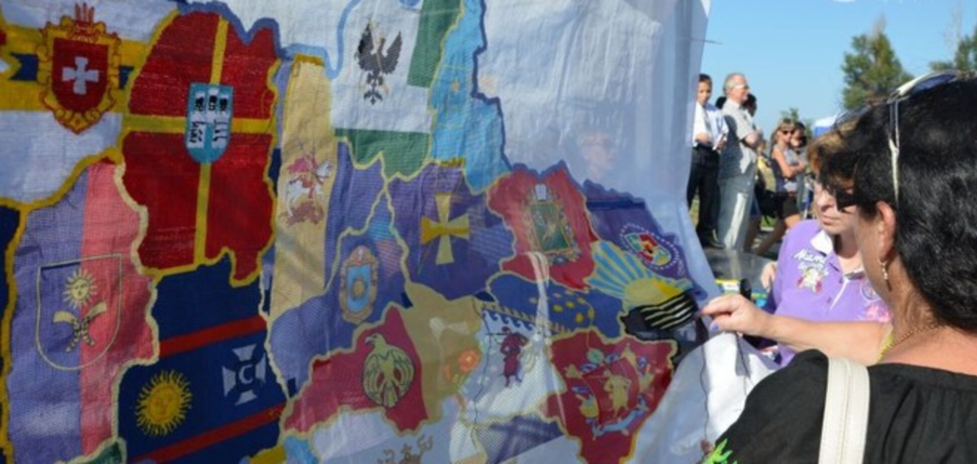 Мариупольцы в поддержку единства Украины вышили ее карту