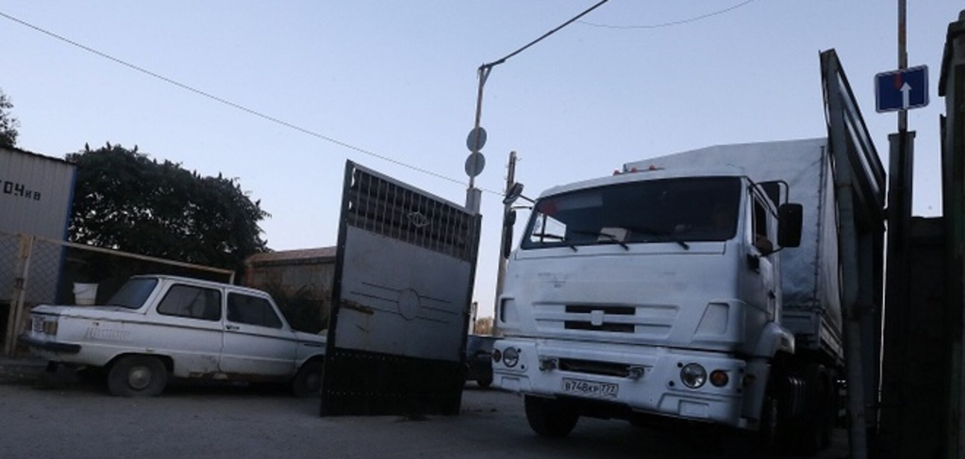 Первые  грузовики из 'гумконвоя' вернулись в Россию