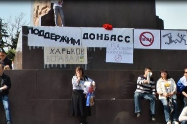 В Харькове пророссийских митингующих забросали яйцами