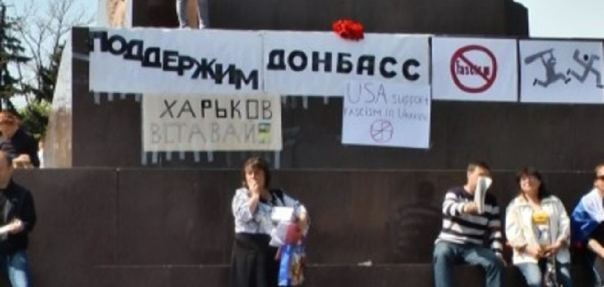В Харькове пророссийских митингующих забросали яйцами 