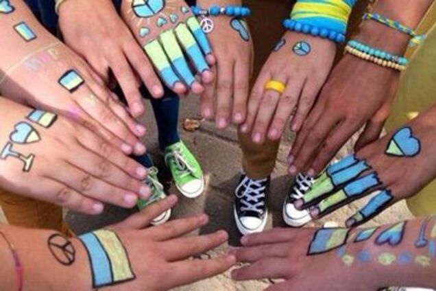 Ученики московской школы провели флешмоб в поддержку Украины