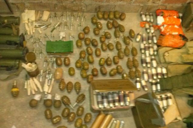 В гараже жителя Днепропетровска обнаружен склад оружия