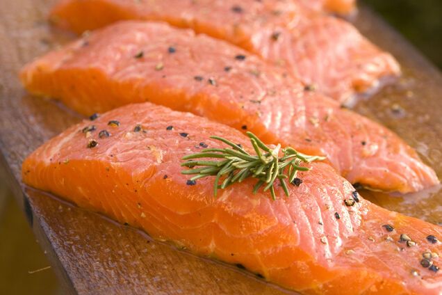 Искусственно выращенный лосось - один из самых жирных продуктов