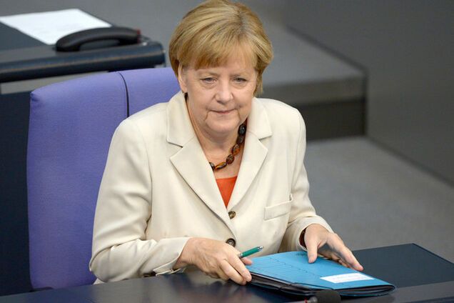 Меркель настаивает на полном выводе российских войск с Донбасса