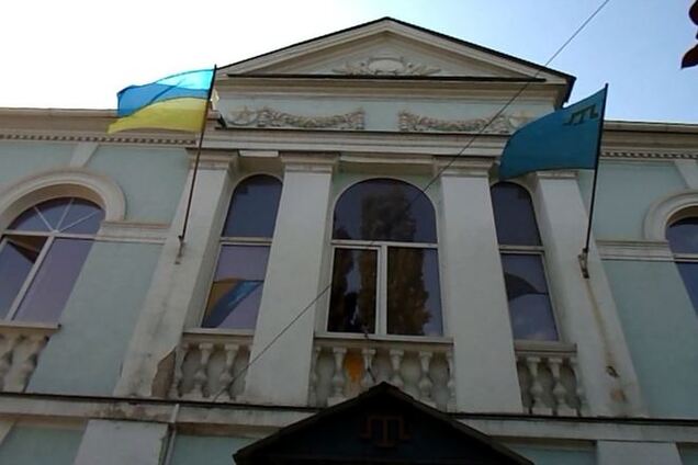 Вооруженные в масках напали на здание Меджлиса в Крыму и сорвали флаг Украины