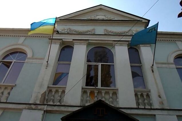 Вооруженные в масках напали на здание Меджлиса в Крыму и сорвали флаг Украины