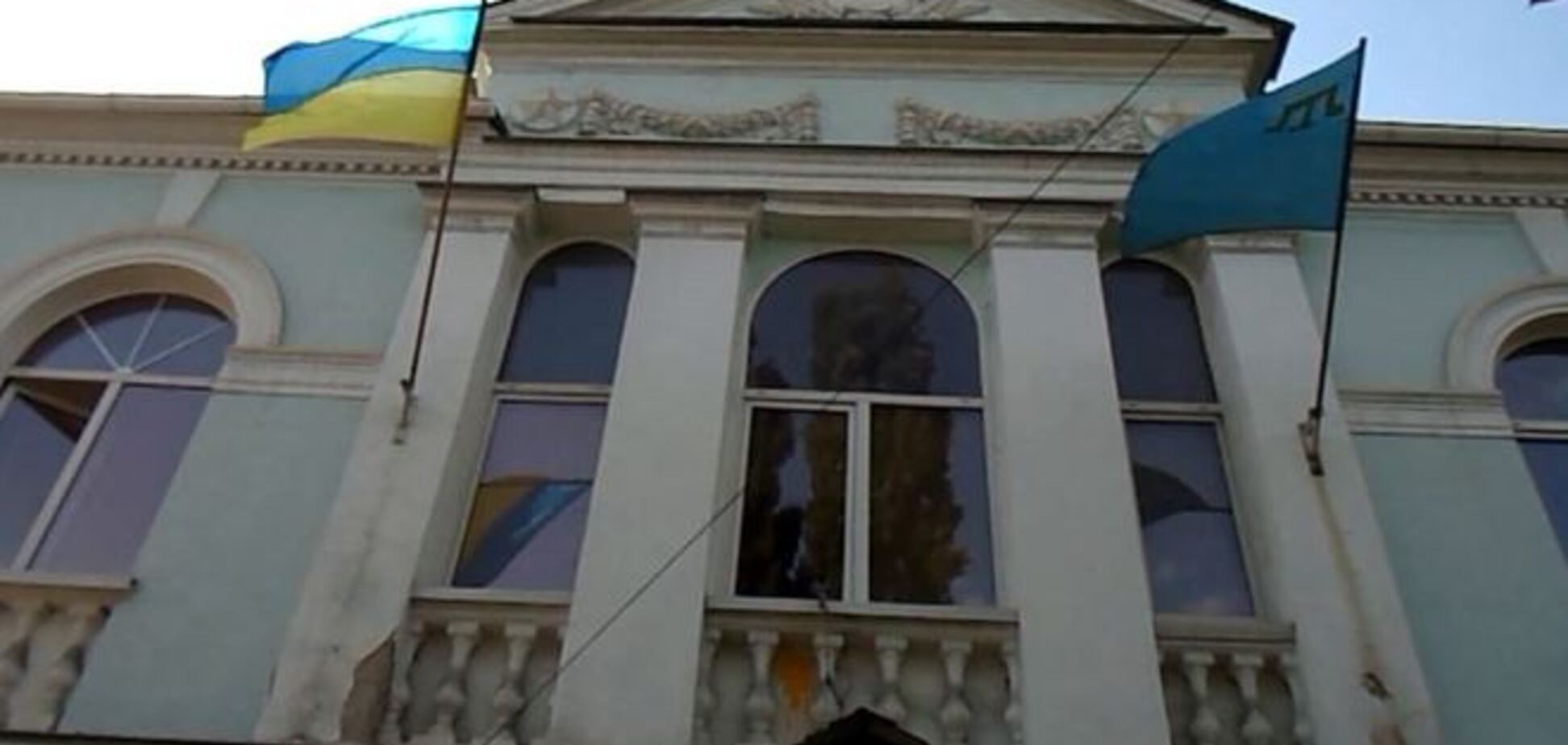 Вооруженные в масках напали на здание Меджлиса в Крыму и сорвали флаг Украины