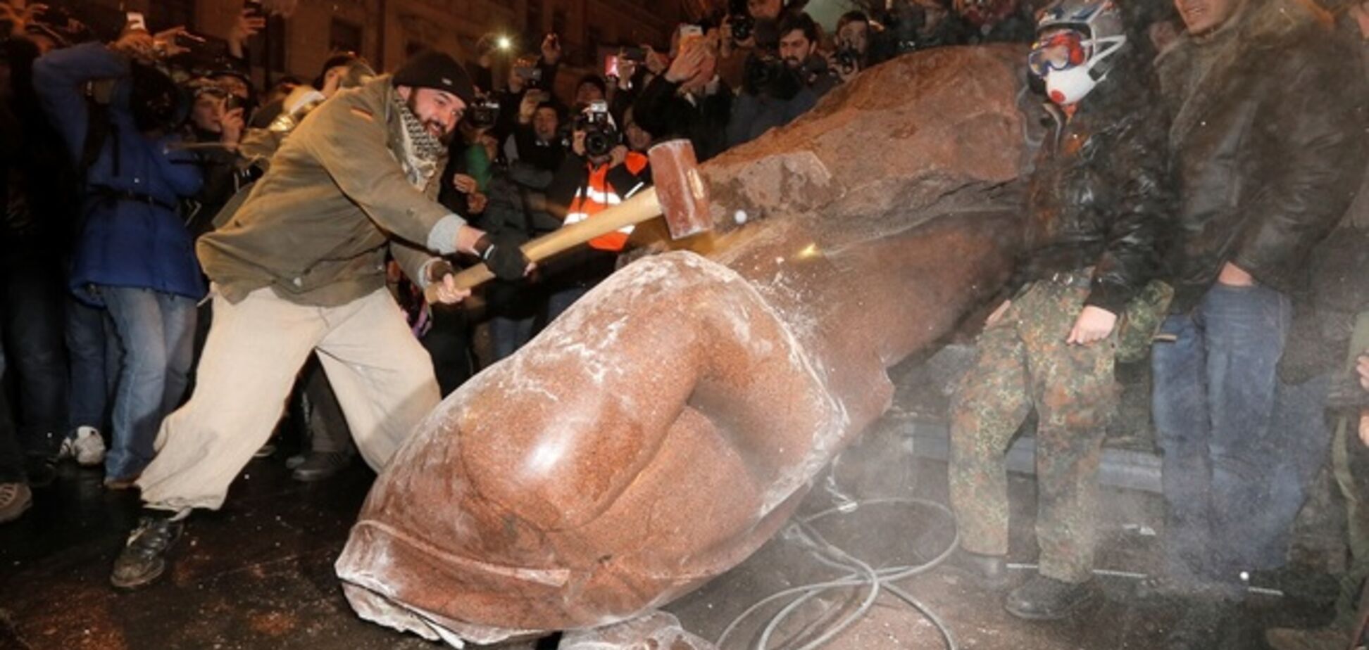 В Киеве на месте свергнутого Ленина предложили установить статую Богоматери