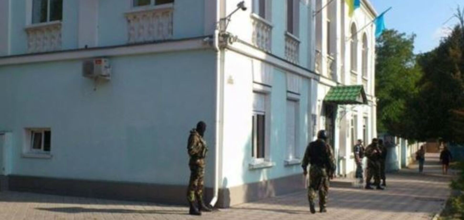У Сімферополі озброєні окупанти проводять обшук в офісі кримськотатарської газети