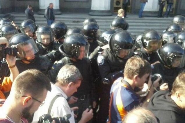 Митингующие за люстрацию пытались прорваться в Раду, здание обложили шинами