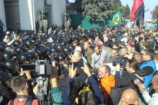 Под Радой подрались 'Правый сектор' и бойцы Нацгвардии