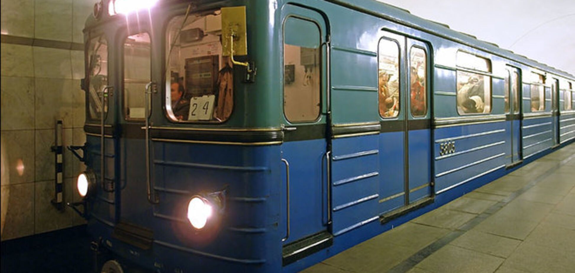 Пара из Луганска прыгнула под поезд в метро из-за звонков 'доброжелателей'
