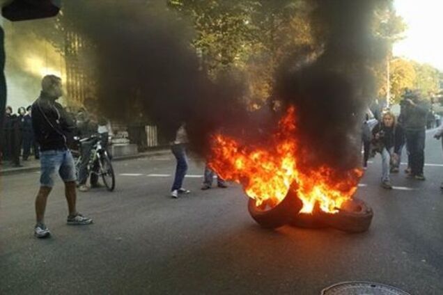 Активисты сломали забор возле Рады, есть раненые