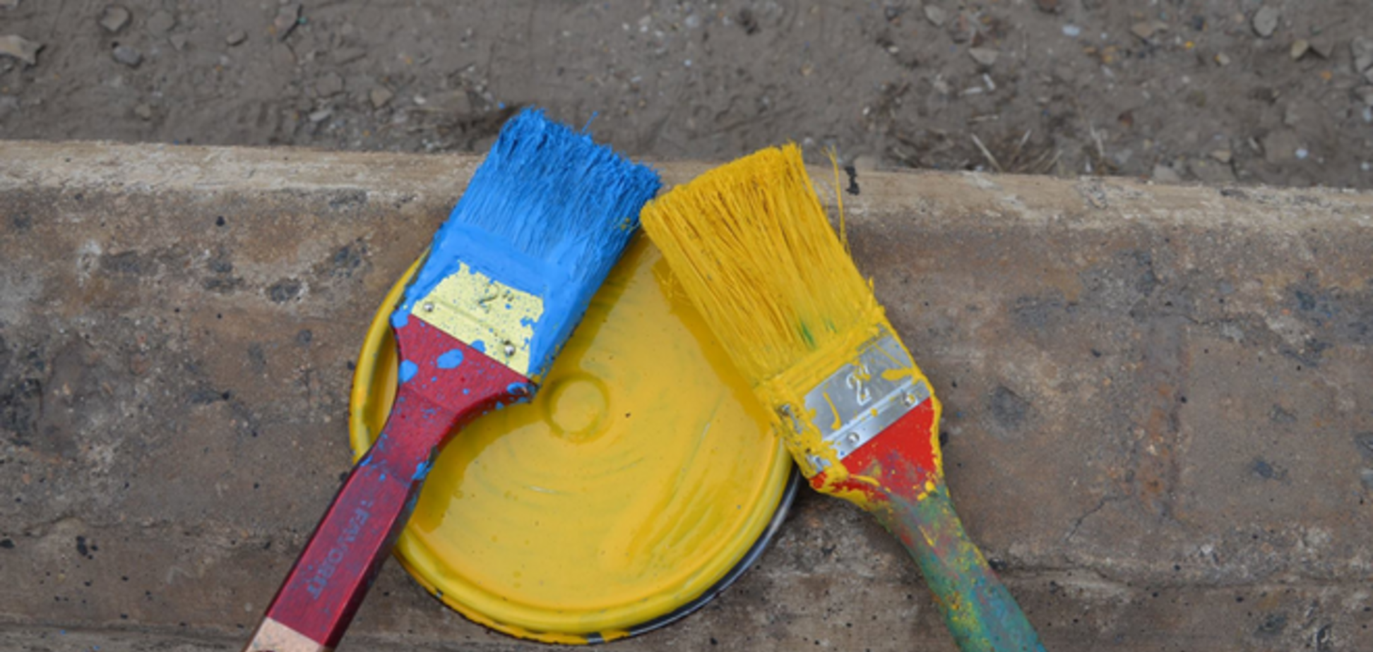 Памятники советским солдатам в Литве раскрасили в цвета украинского флага