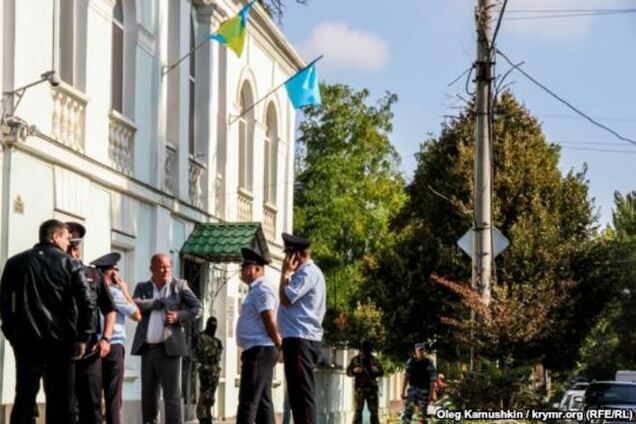 Вооруженные люди 11 часов обыскивали Меджлис: изъяли личные вещи Джемилева