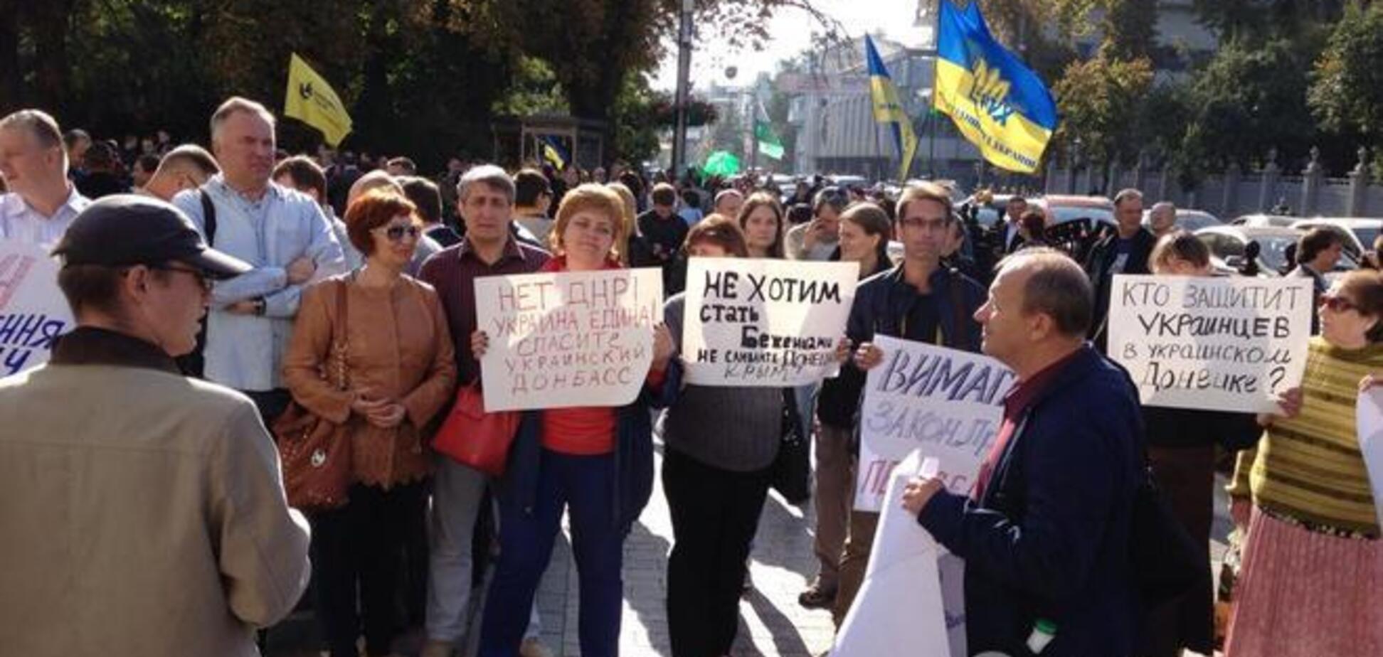 Переселенцы из Донбасса под Радой вышли на протест против закона об особом статусе региона
